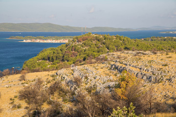 wunderschöne Wild-West Balkan Küsten Landschaft mit gelbem Gras, paradiesischer Küste und...