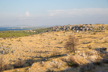 wunderschöne Wild-West Balkan Küsten Landschaft mit gelbem Gras, paradiesischer Küste und idyllischen Inseln