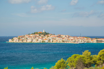 Panorama der Stadt und der idyllischen Badebucht von Primosten, Kroatien