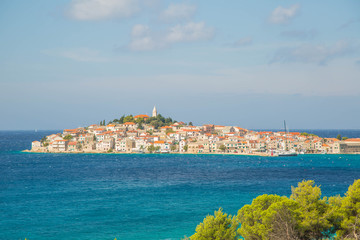 Fototapeta premium Panorama der Stadt und der idyllischen Badebucht von Primosten, Kroatien
