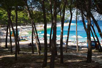 Panorama der Stadt und der idyllischen Badebucht von Primosten, Kroatien