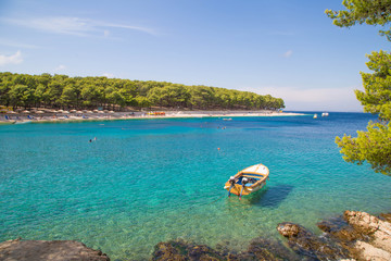 Panorama der Stadt und der idyllischen Badebucht von Primosten, Kroatien