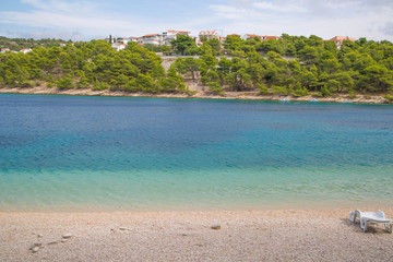 Panorama der Stadt und der idyllischen Badebucht von Primosten, Kroatien
