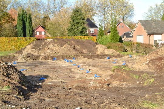 uitgegraven en uitgezette bouwplek voor een woonhuis op een bouwterrein