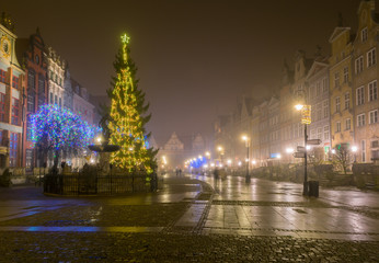 Fototapeta na wymiar Night at medieval Long Market street (Dlugi Targ) in Gdansk. Misty scenery. Poland.