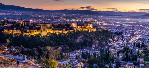 Fototapeta na wymiar Alhambra in Granada at a beautiful sunset in the early evening. 