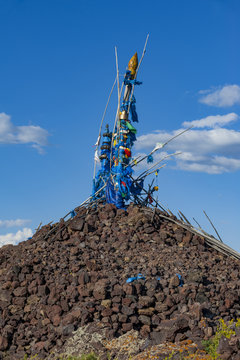 Owoo, ein heiliger Steinhaufen in der Mongolei