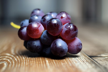 Weintrauben makro auf holz wallpaper background