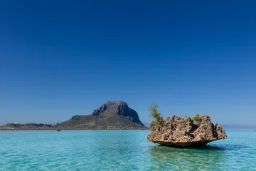 Fotobehang Le Morne, Mauritius Kristalgesteente in de turquoise wateren van de lagune in de buurt van Le Morne, Mauritius, Afrika, met de berg Le Morne Brabant op de achtergrond.