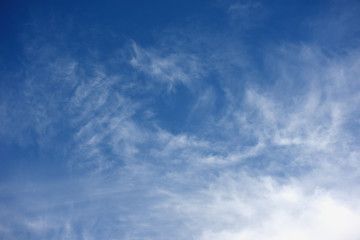 青空と雲「空想・雲のモンスターたち（おぼろげに姿が現れているイメージなど）」（胸をそらす、起き上がる、跳ね上がるなどのイメージ）