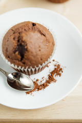 Czekoladowy muffin z łyżką na talerzyku