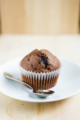 Czekoladowy muffin na talerzyku