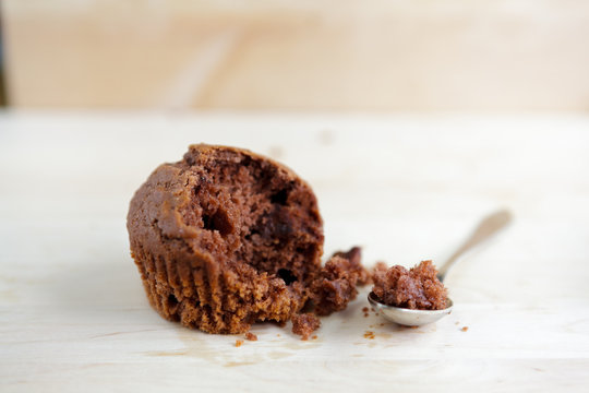 Czekoladowy muffin z łyżką na talerzyku