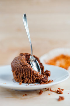 Czekoladowy muffin z łyżką na talerzyku