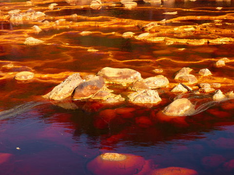 El r&iacute;o Tinto, en Huelva, debe su nombre al color de sus aguas, producido por el hierro disuelto en ellas