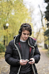 Obraz premium A boy focused on searching for the music in the park
