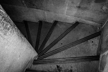 Escadaria sobria em preto e branco