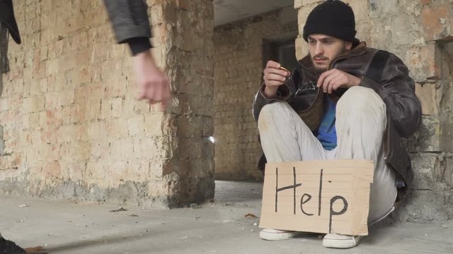 Passer man gives bitcoin to homeless