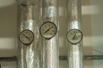 Heizungsrohre mit Temperatur Anzeige