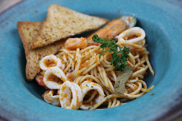 Spaghetti seafood with bread