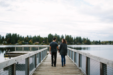 Fototapeta premium Couple walking on the pier