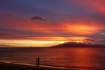 Naklejka na ściany i meble Sunset from a beach in Maui, Hawaii
