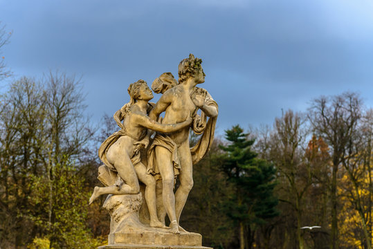 Fototapeta Hermaphroditus and Salmacis baroque statue in Lazienki Park, Warsaw