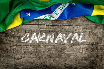 Flagge von Brasillien auf altem Holztisch, Wort Carnaval