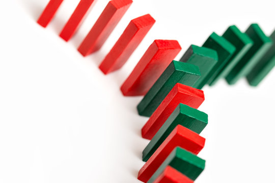 Gr&uuml;ne und rote Bausteine f&uuml;gen sich ineinander, Konzept Teamwork und Koalitionen