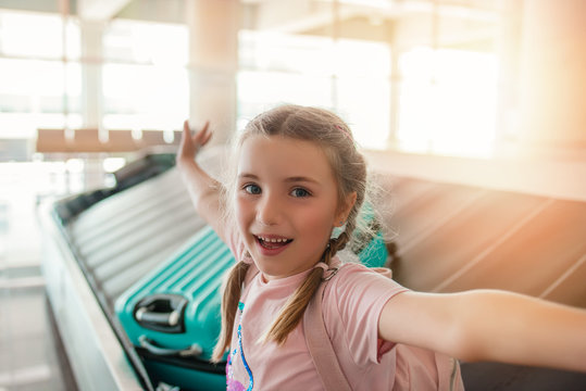 M&auml;dchen wartet am Flughafen auf den Koffer