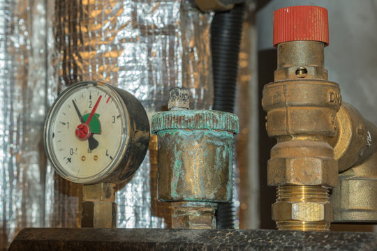 Druckanzeige einer Heizung mit Manometer Schnellentl&uuml;fter und Sicherheitsventil