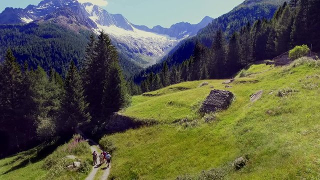 video 4K - escursionismo in montagna - Italy