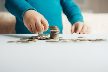 child coins hands slivaet in the stack