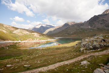 Fototapeta na wymiar Lago in alta montagna in estate