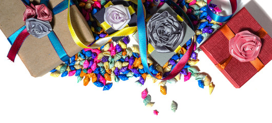 Obraz premium Gift boxes with bows, colored ribbon and multicolored seashells. isolated on white. top view