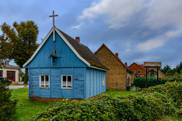 Evangelische Kirche mit freistehendem Glockenturm in Carpin