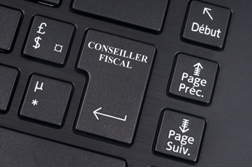 Touche conseiller fiscal sur le clavier d'un ordinateur 