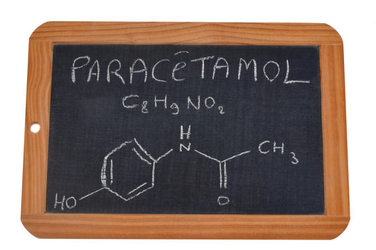 Formule chimique du parac&eacute;tamol &eacute;crite sur une ardoise 