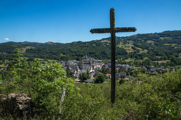 Village de Saint Côme d' Olt en Aveyron au bord de la rivière Lot en France
