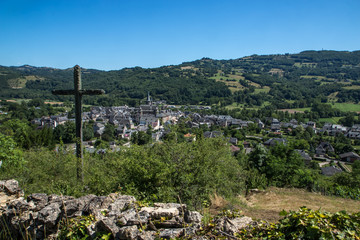 Village de Saint Côme d' Olt en Aveyron au bord de la rivière Lot en France