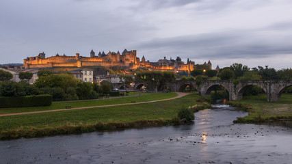 Fototapeta na wymiar Vista de la ciudad de Carcassonne y el puente viejo junto al río Aude. Languedoc. Francia