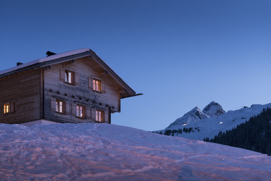 Österreich, Montafon, Garfrescha, Skihütten während der "Blauen Stunde".