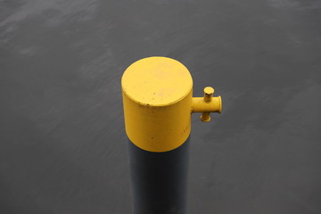 Festmachpoller mit gelber Kappe.