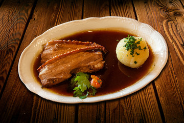 Schweinebraten Mit Knödel