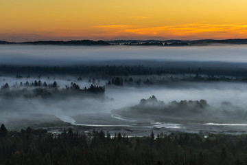 Nebelschwaden im Alpenvorland bei Wolfratshausen über dem Isartal