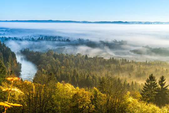 Isartal mit Loisach-Zufluss bei Wolfratshausen und Icking im herbstlichen Morgennebel