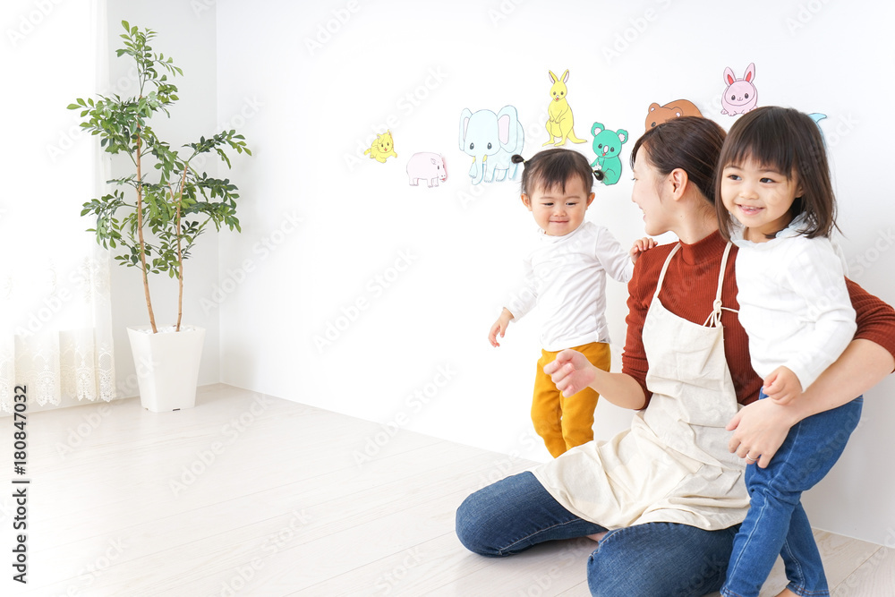 Wall mural 幼稚園で遊ぶ子ども