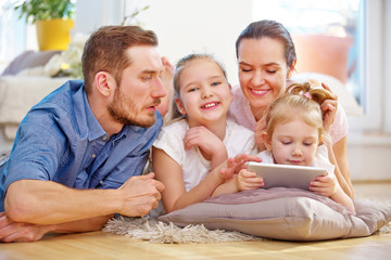 Familie spielt zusammen mit Tablet PC