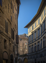 Fototapeta na wymiar Narrow street in siena itali, toscana day time