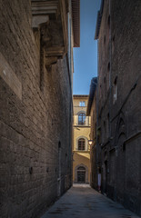 Fototapeta na wymiar Narrow street in siena itali